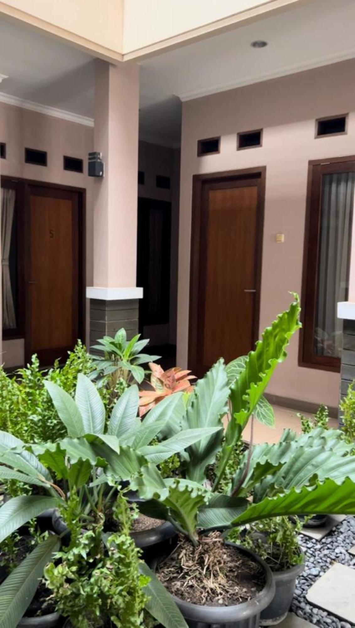 Hens Guesthouse Syariah Gadobangkong Kültér fotó