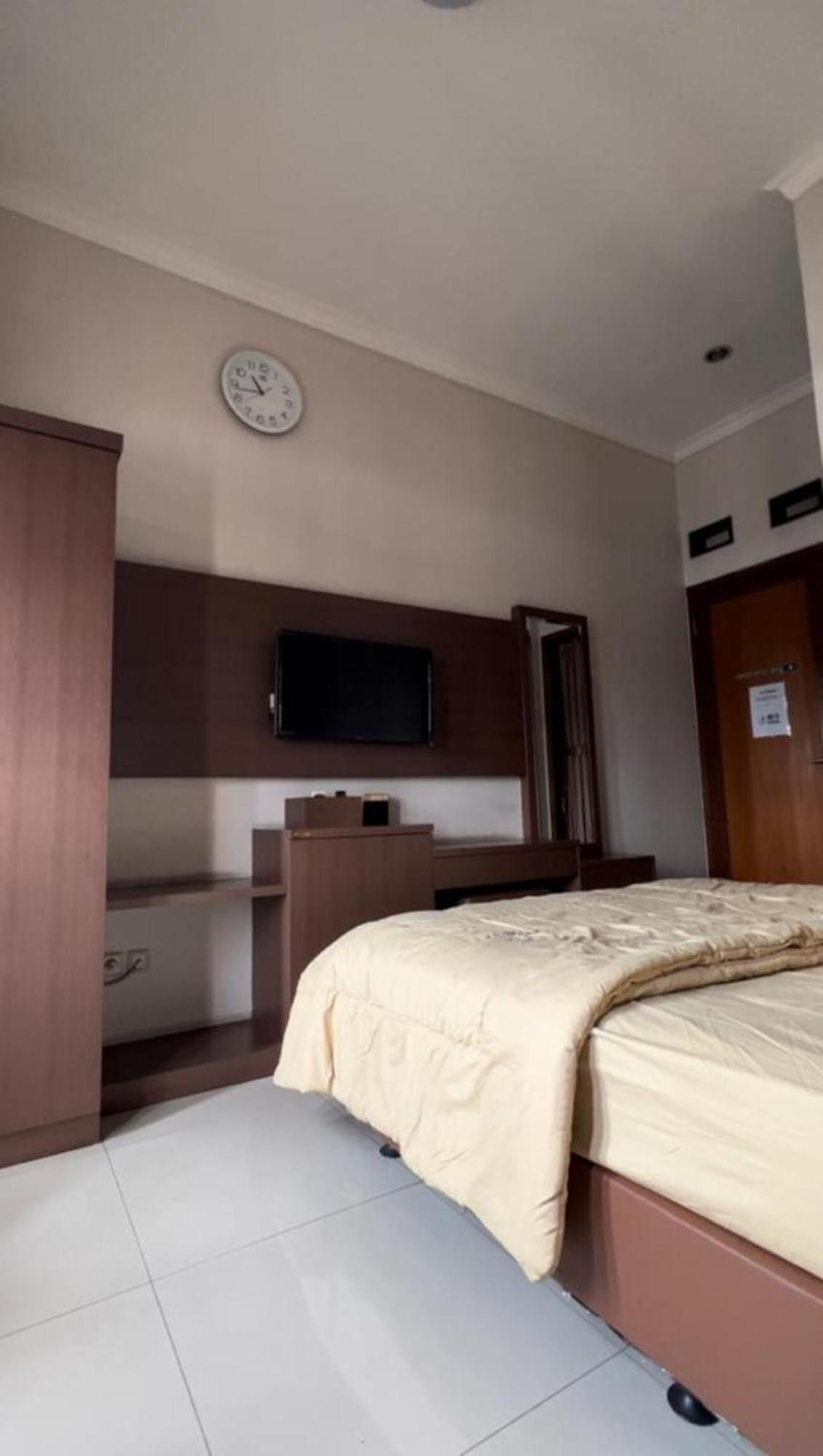 Hens Guesthouse Syariah Gadobangkong Kültér fotó